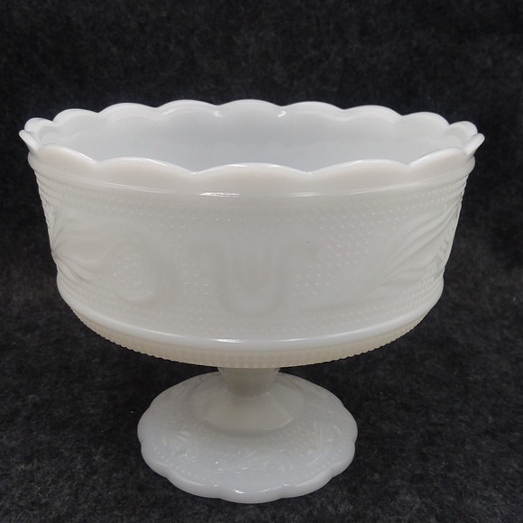 E.O. Brody Co. Milk Glass Compote Bowl Scalloped Edge Pedestal Vintage USA M6000 - Picture 1 of 9